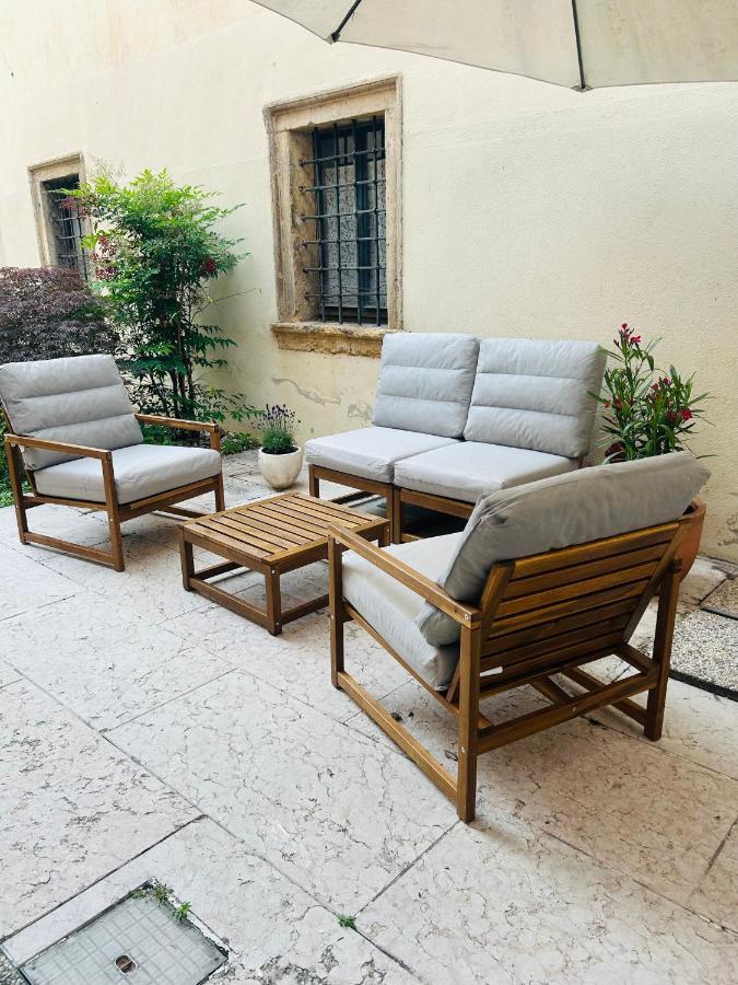 Vittoria Verona Bagian luar foto